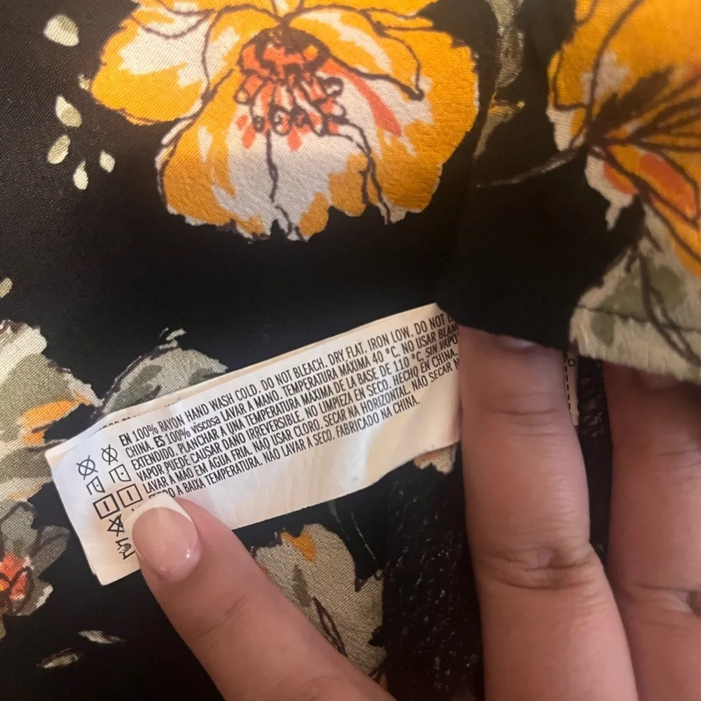 Forever 21 Floral Short Sleeve Blouse – Size Small - Picture 3 of 3